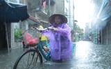 Nằm sát sông Tô Lịch nhưng mưa 1 tiếng, đường Bùi Xương Trạch ngập sâu 3 tiếng